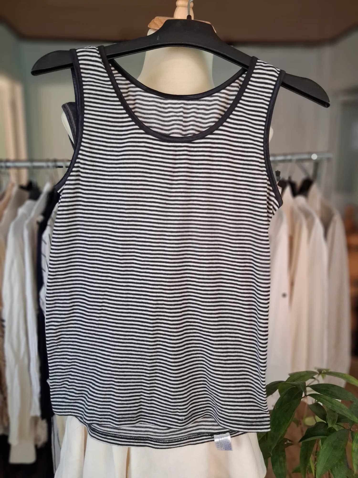 Áo ba lỗ (tank top) kẻ sọc ngang đen trắng