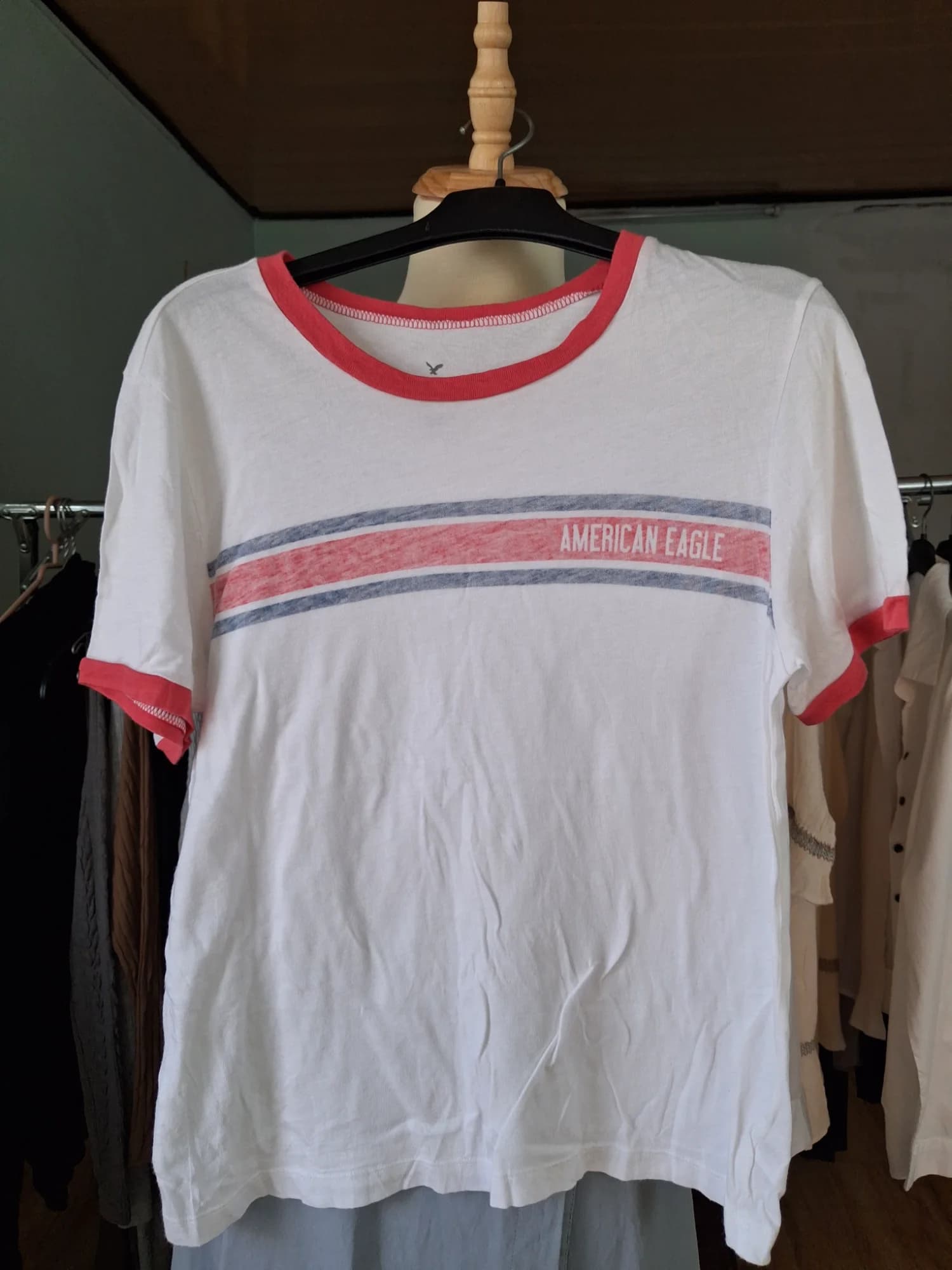 Áo thun ringer trắng viền đỏ hồng in AMERICAN EAGLE