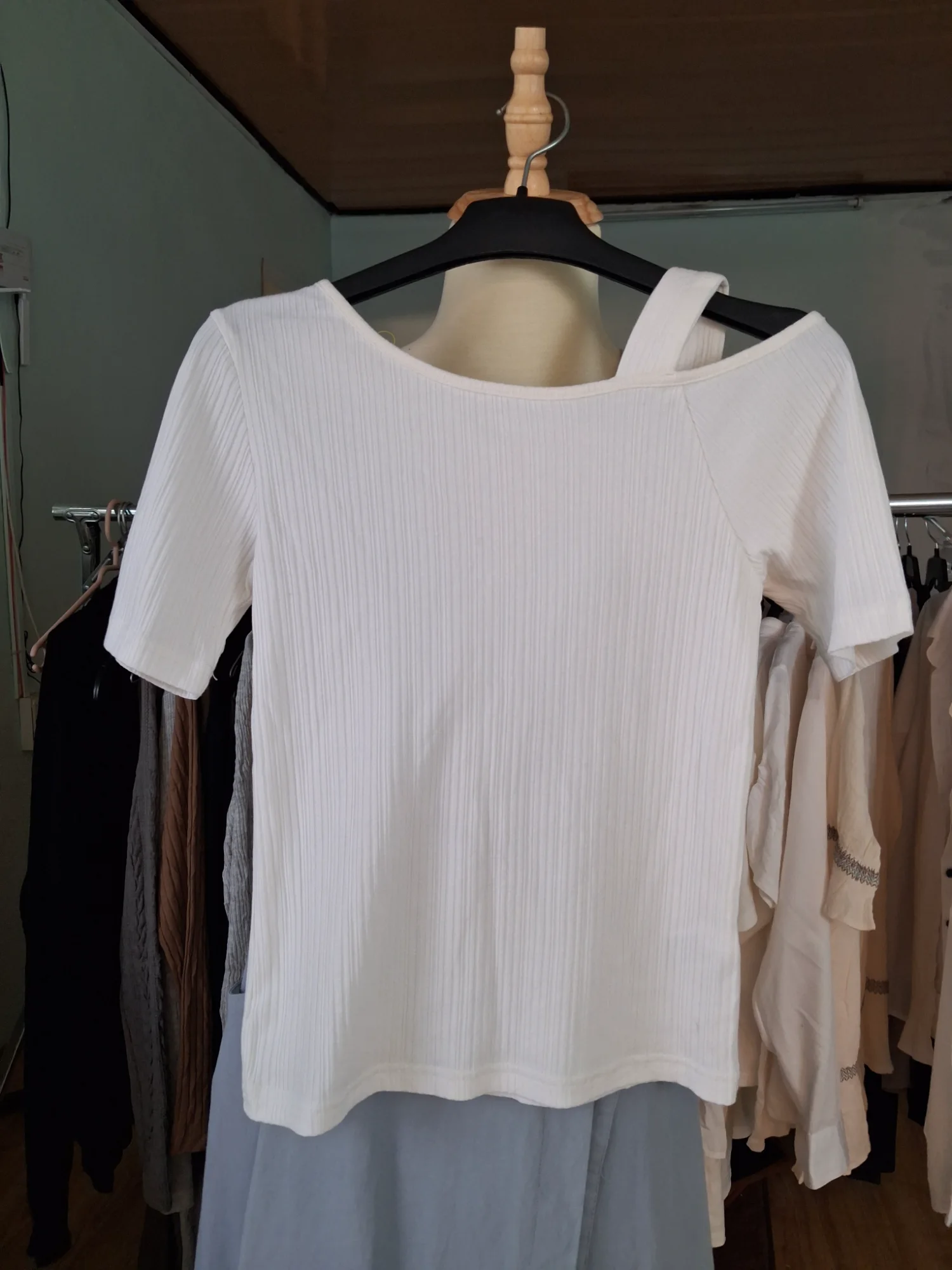 Áo thun dệt tăm trắng cổ lệch cut-out GU