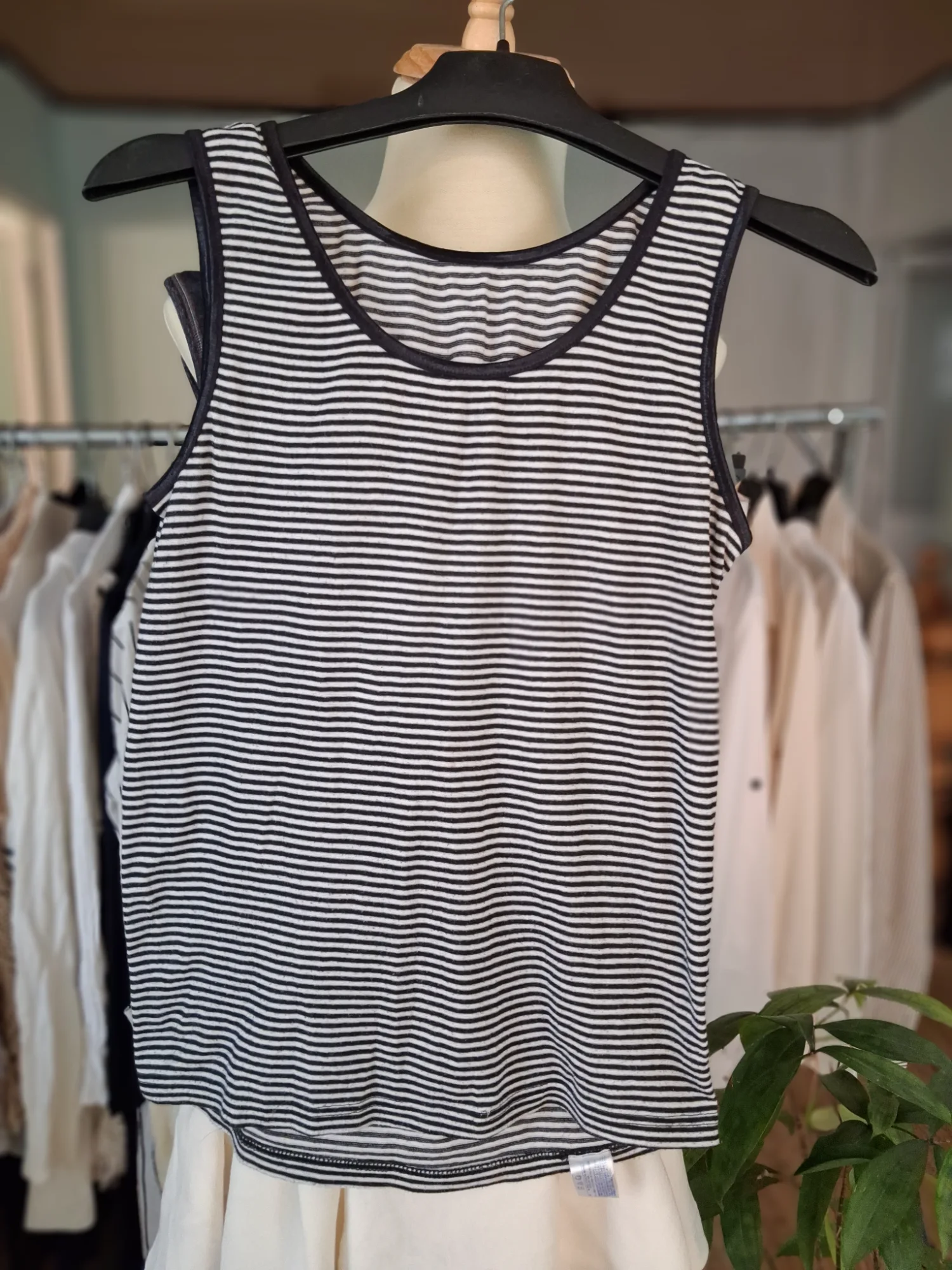 Áo ba lỗ (tank top) kẻ sọc ngang đen trắng