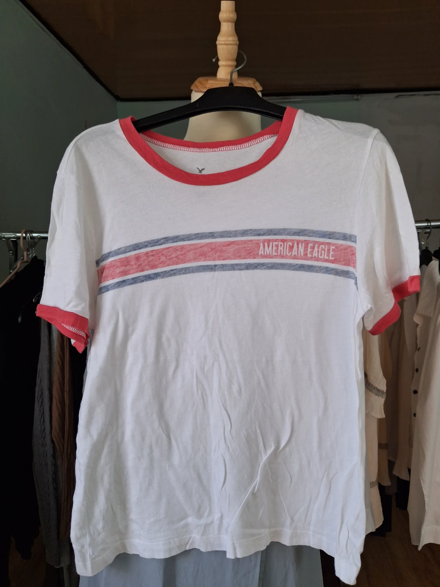 Áo thun ringer trắng viền đỏ hồng in AMERICAN EAGLE
